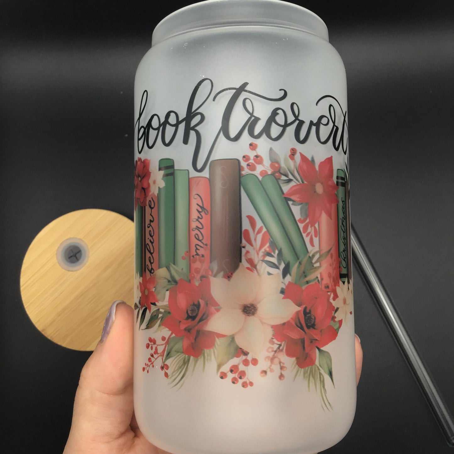Christmas Booktrovert Frosted Glass Tumbler | weihnachtliches Trinkgefäß | Glas mit Bambusdeckel und Strohhalm