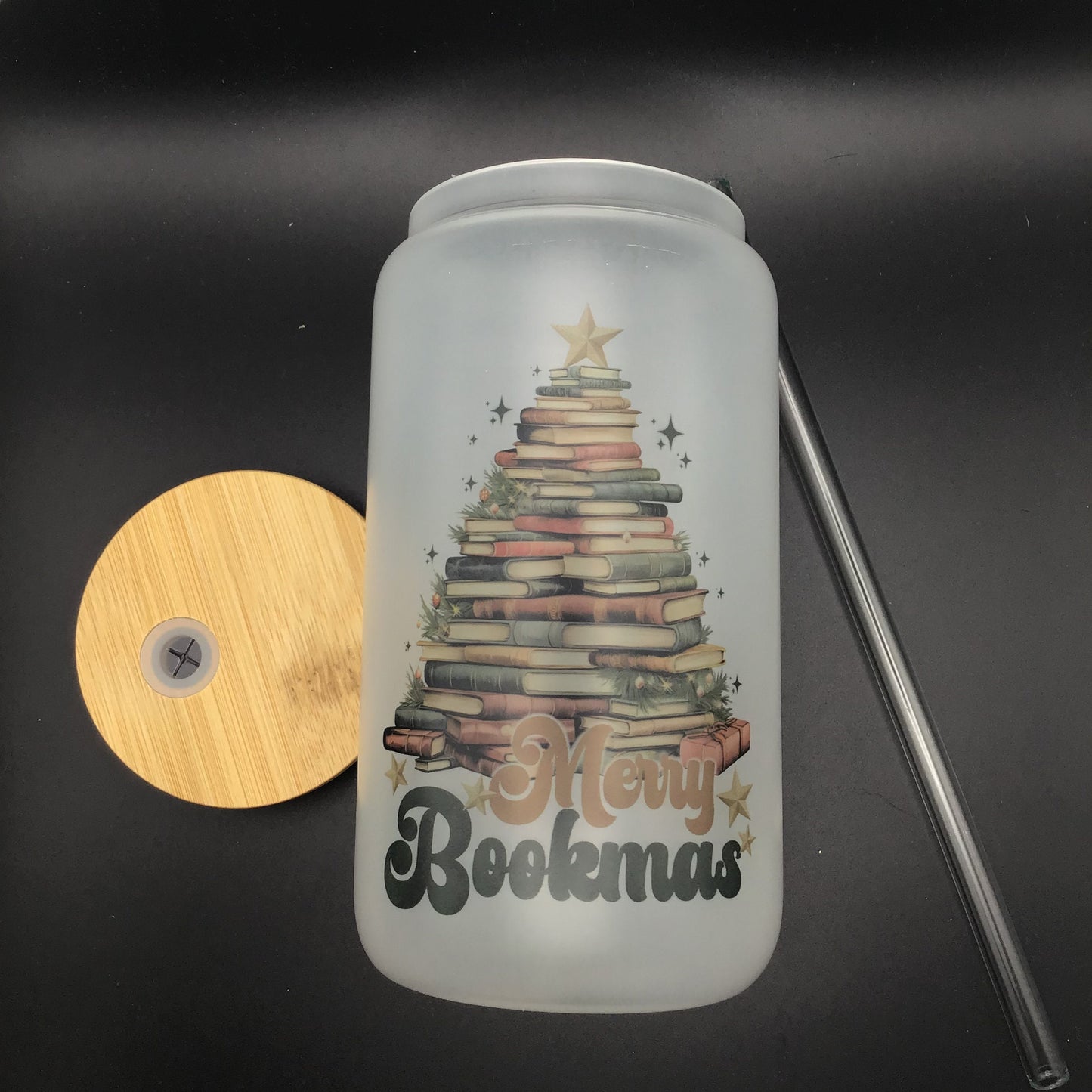 Merry Bookmas Frosted Glass Tumbler | buchiger Weihnachtsbaum Trinkgefäß | Glas mit Bambusdeckel und Strohhalm