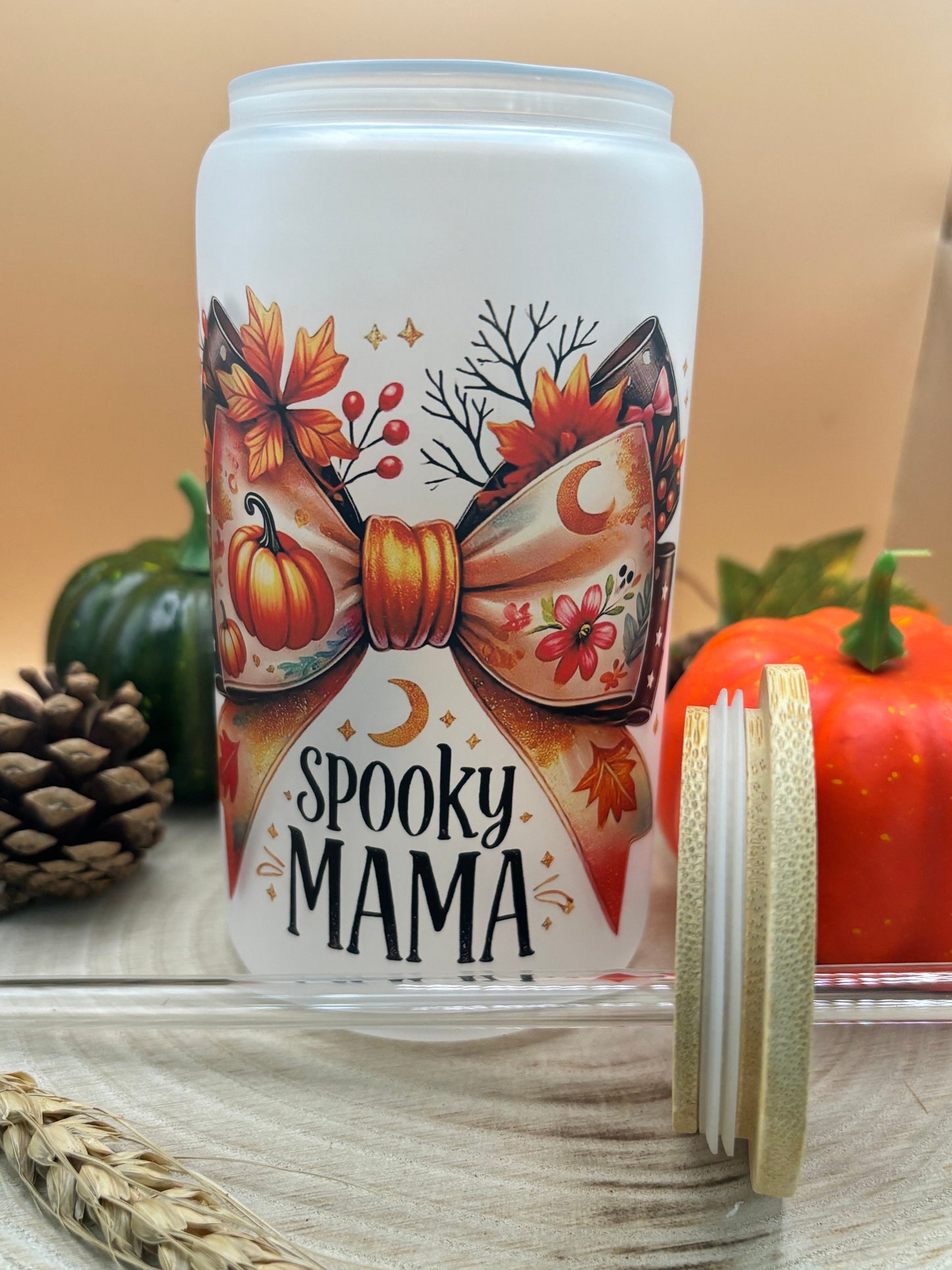 Halloween Glass Tumbler „Spooky Mama“ | Herbstliches Trinkglas | Glas mit Bambusdeckel und Strohhalm