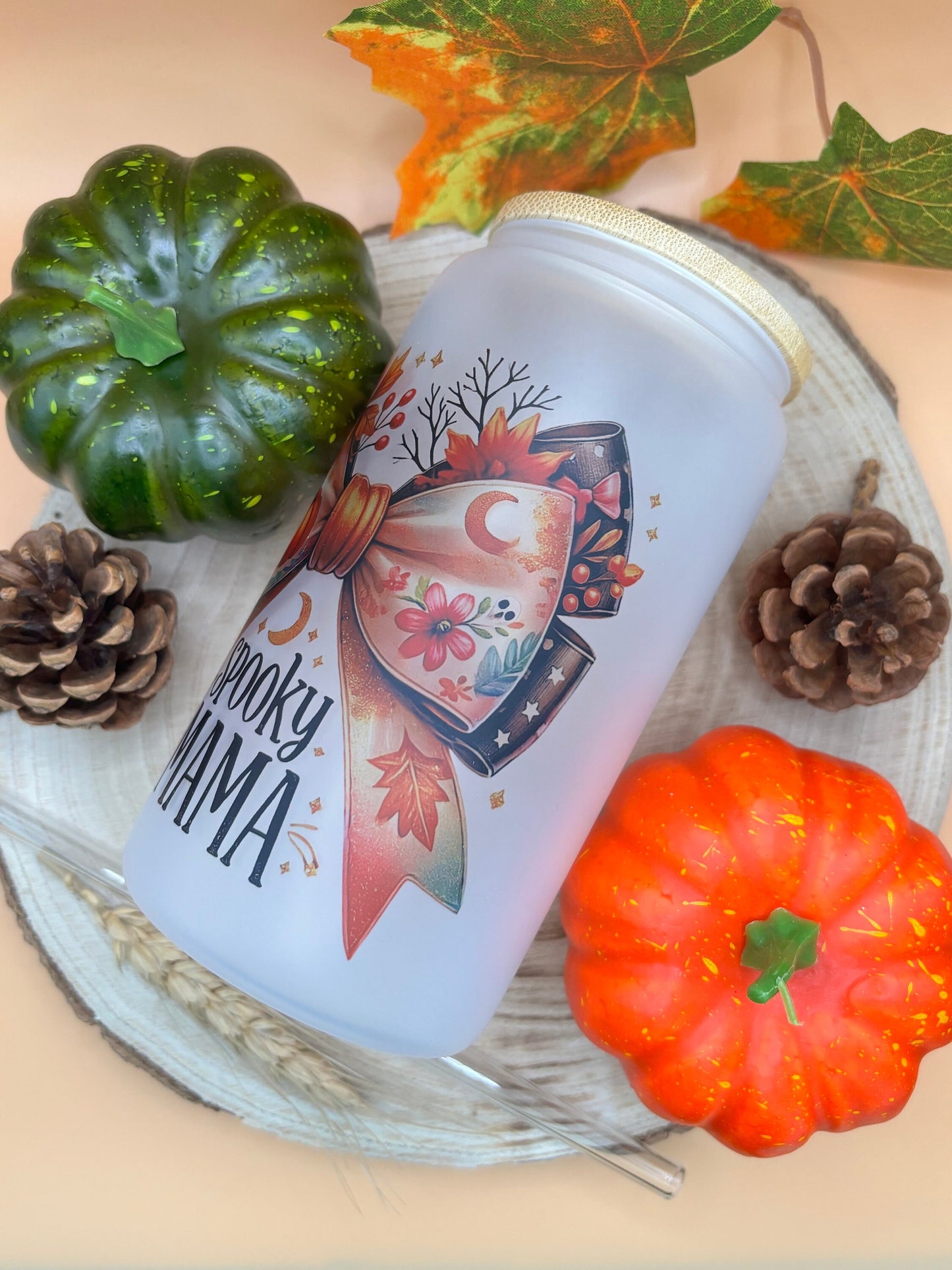 Halloween Glass Tumbler „Spooky Mama“ | Herbstliches Trinkglas | Glas mit Bambusdeckel und Strohhalm