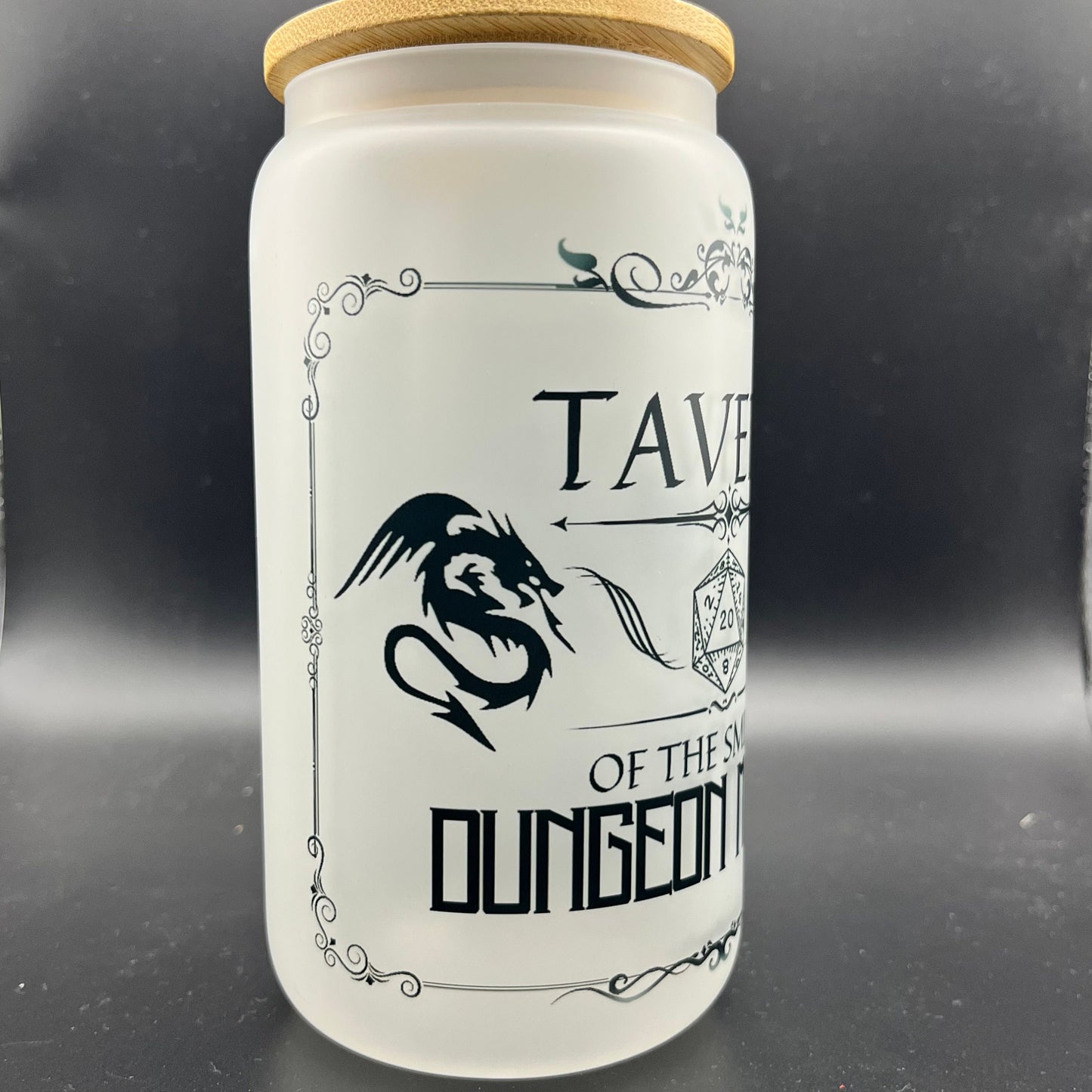 Tavern of the Smiling Dungeon Master Frosted Glass Tumbler| D‘n‘D Trinkgefäß | Dungeons and Dragons Glas mit Bambusdeckel und Strohhalm
