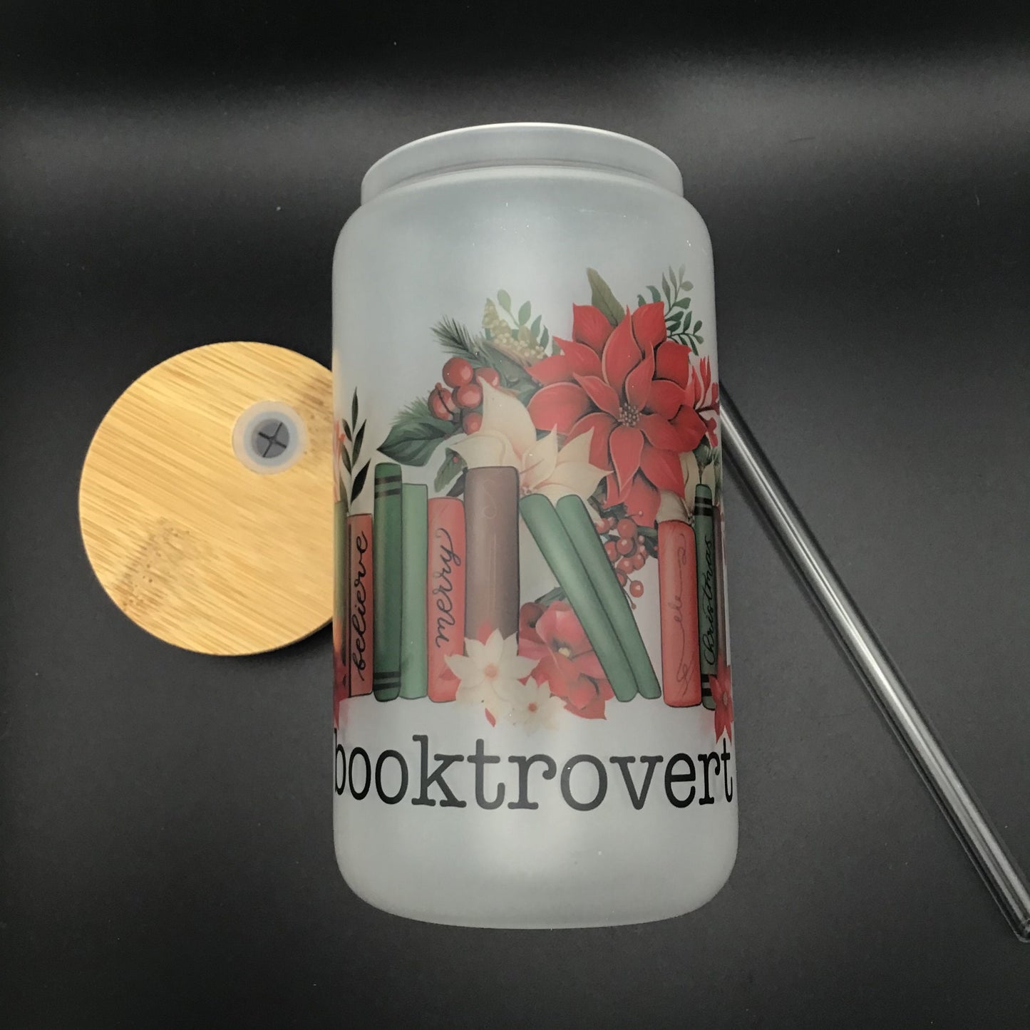Christmas Booktrovert Frosted Glass Tumbler | weihnachtliches Trinkgefäß | Glas mit Bambusdeckel und Strohhalm