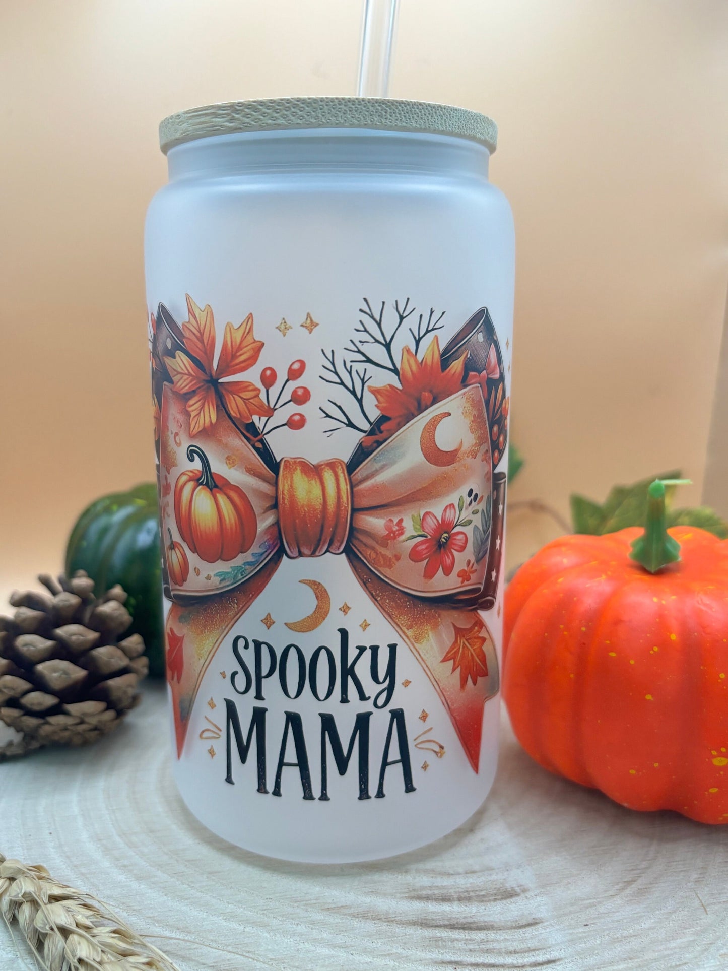Halloween Glass Tumbler „Spooky Mama“ | Herbstliches Trinkglas | Glas mit Bambusdeckel und Strohhalm