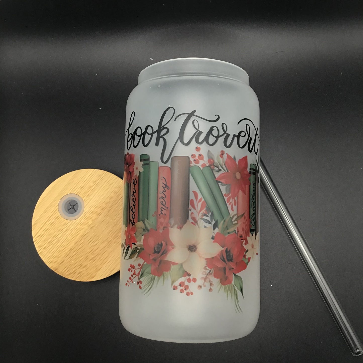 Christmas Booktrovert Frosted Glass Tumbler | weihnachtliches Trinkgefäß | Glas mit Bambusdeckel und Strohhalm