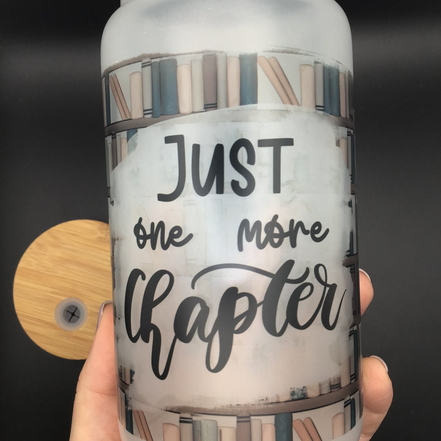 Just One More Chapter Frosted Glass Tumbler | Bookish Quote Can | Trinkgefäß Buchig | Glas mit Bambusdeckel und Strohhalm