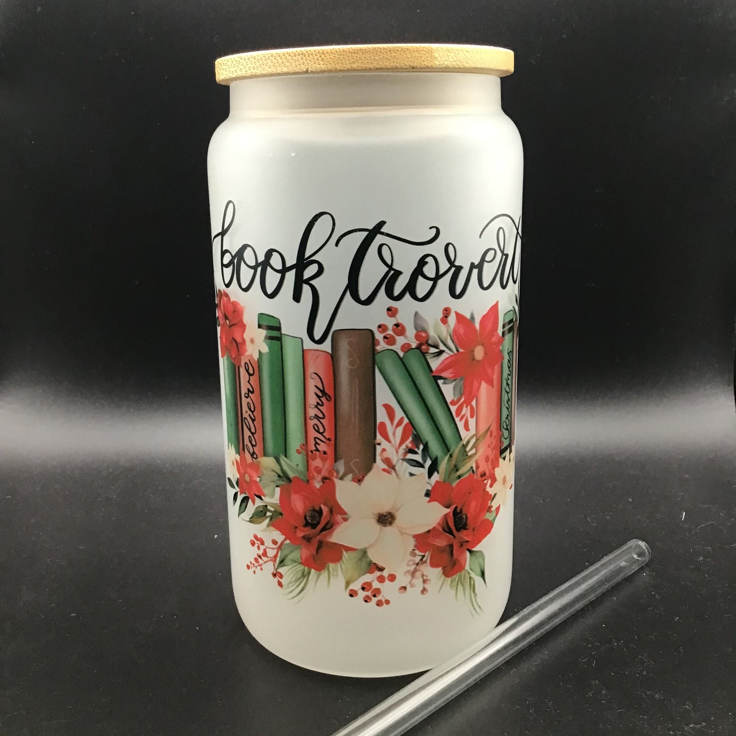 Christmas Booktrovert Frosted Glass Tumbler | weihnachtliches Trinkgefäß | Glas mit Bambusdeckel und Strohhalm
