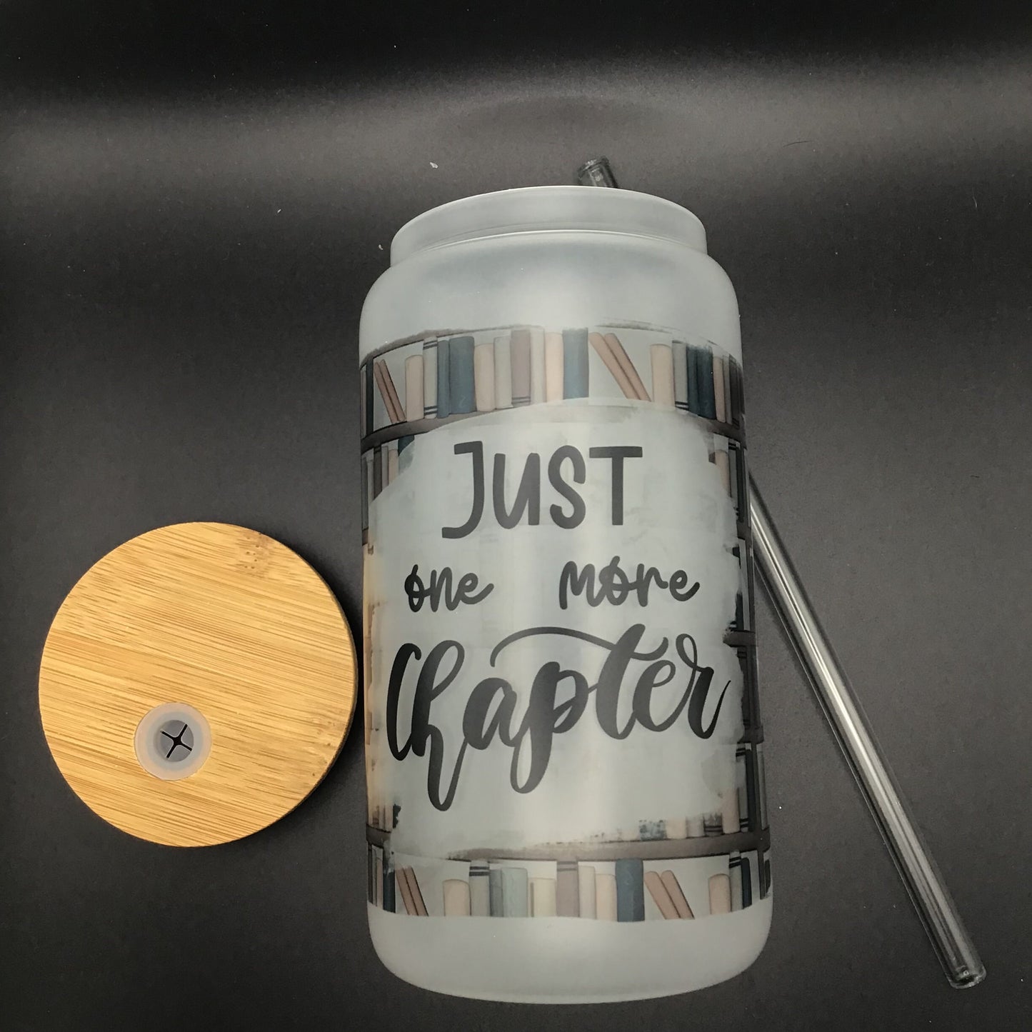 Just One More Chapter Frosted Glass Tumbler | Bookish Quote Can | Trinkgefäß Buchig | Glas mit Bambusdeckel und Strohhalm