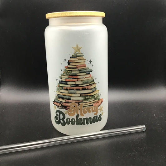 Merry Bookmas Frosted Glass Tumbler | buchiger Weihnachtsbaum Trinkgefäß | Glas mit Bambusdeckel und Strohhalm