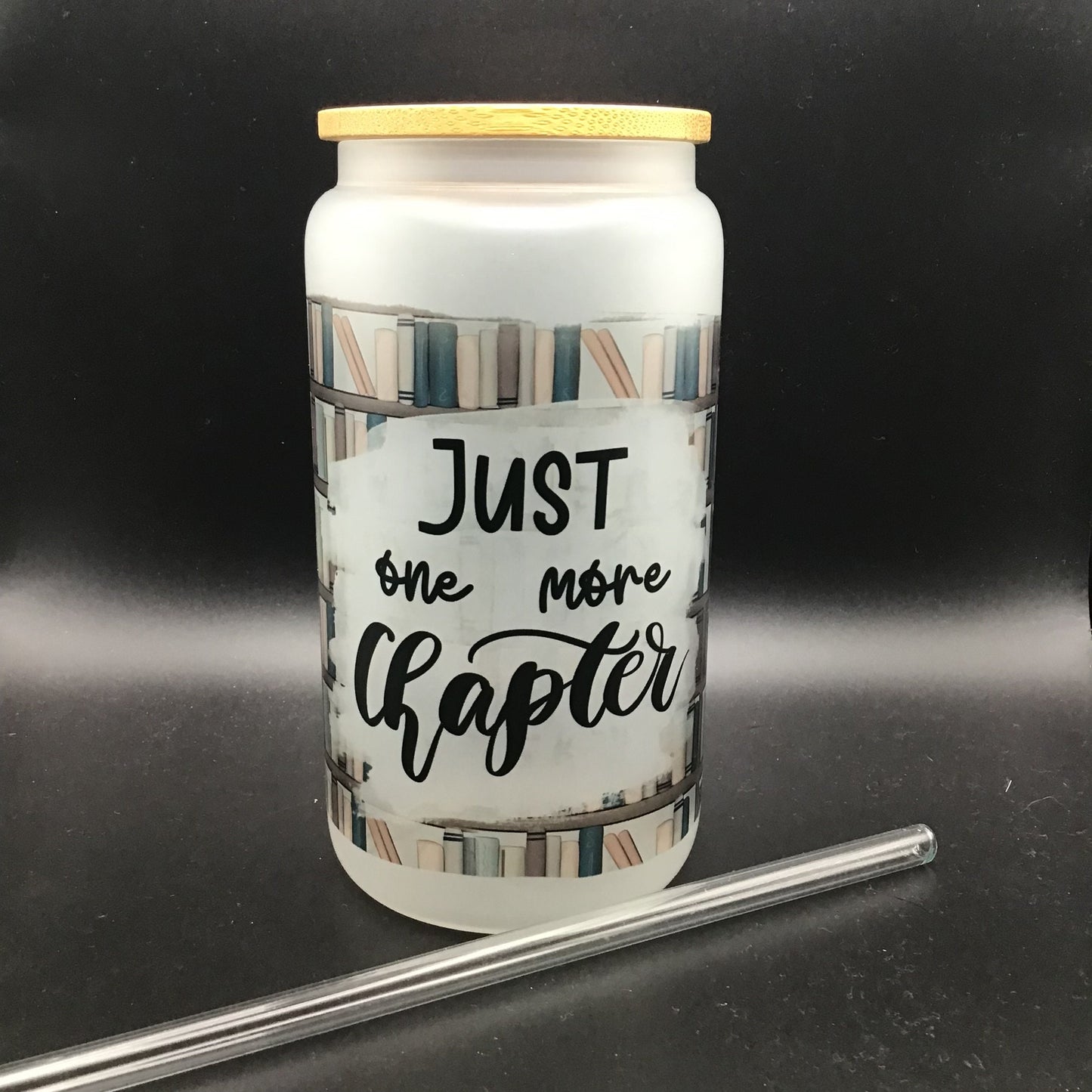 Just One More Chapter Frosted Glass Tumbler | Bookish Quote Can | Trinkgefäß Buchig | Glas mit Bambusdeckel und Strohhalm