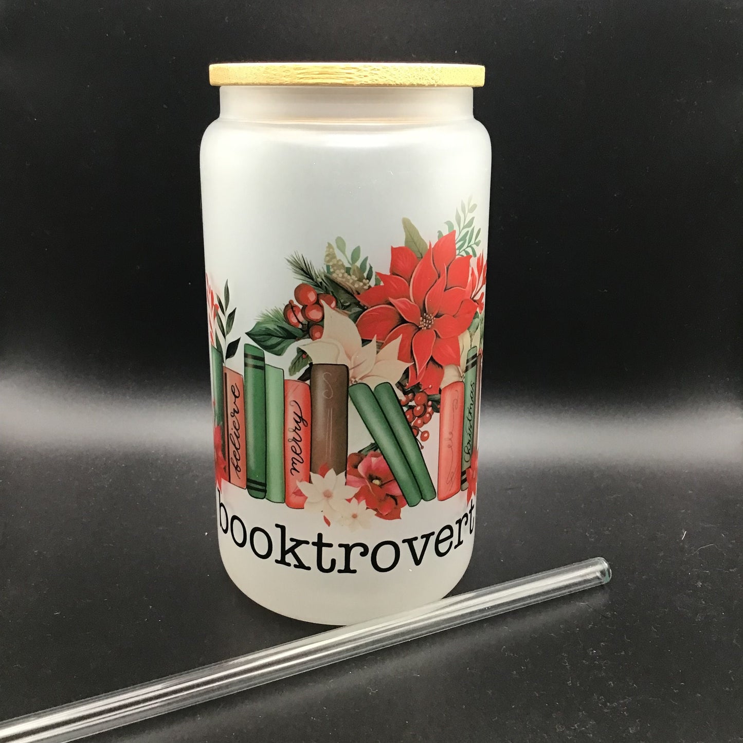 Christmas Booktrovert Frosted Glass Tumbler | weihnachtliches Trinkgefäß | Glas mit Bambusdeckel und Strohhalm