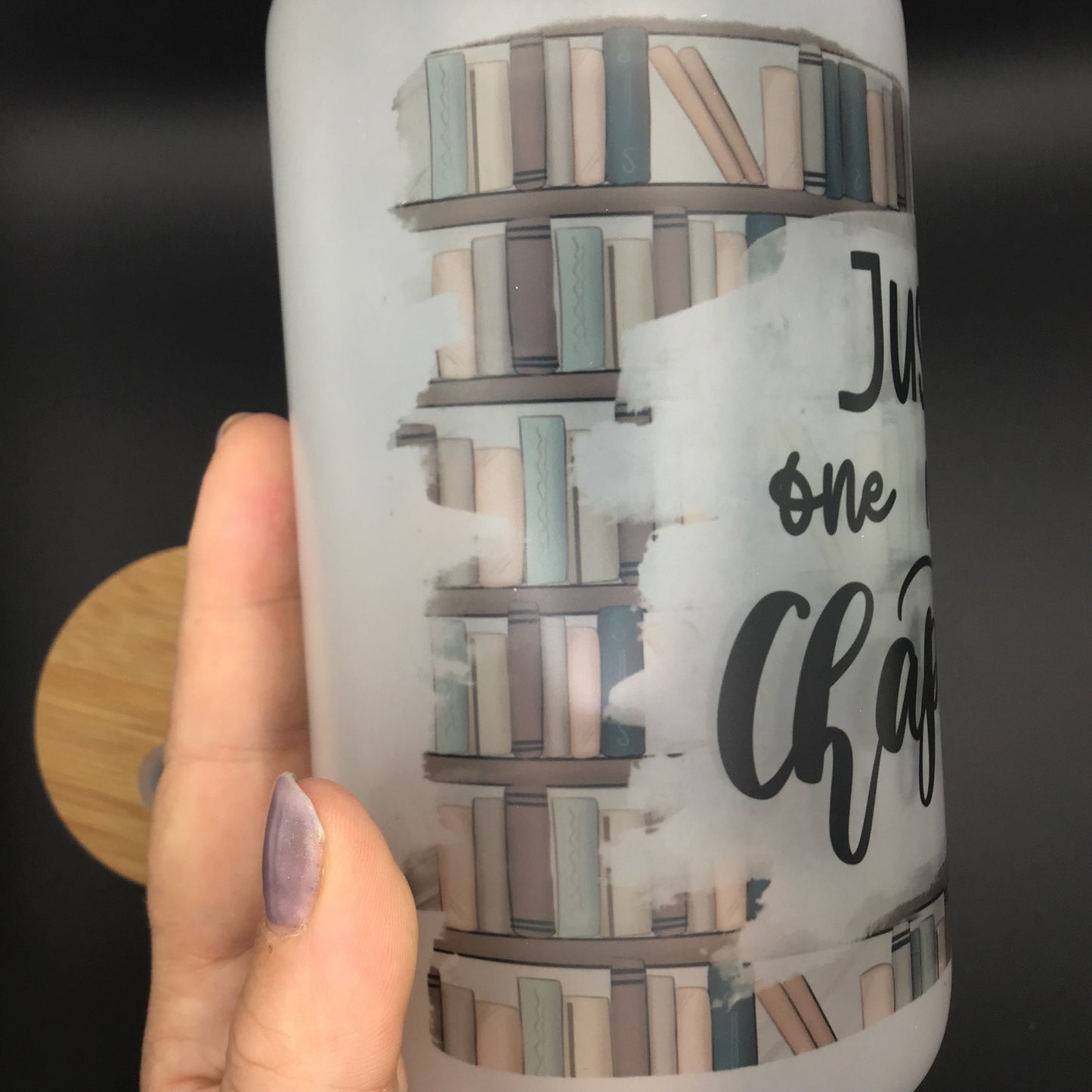 Just One More Chapter Frosted Glass Tumbler | Bookish Quote Can | Trinkgefäß Buchig | Glas mit Bambusdeckel und Strohhalm