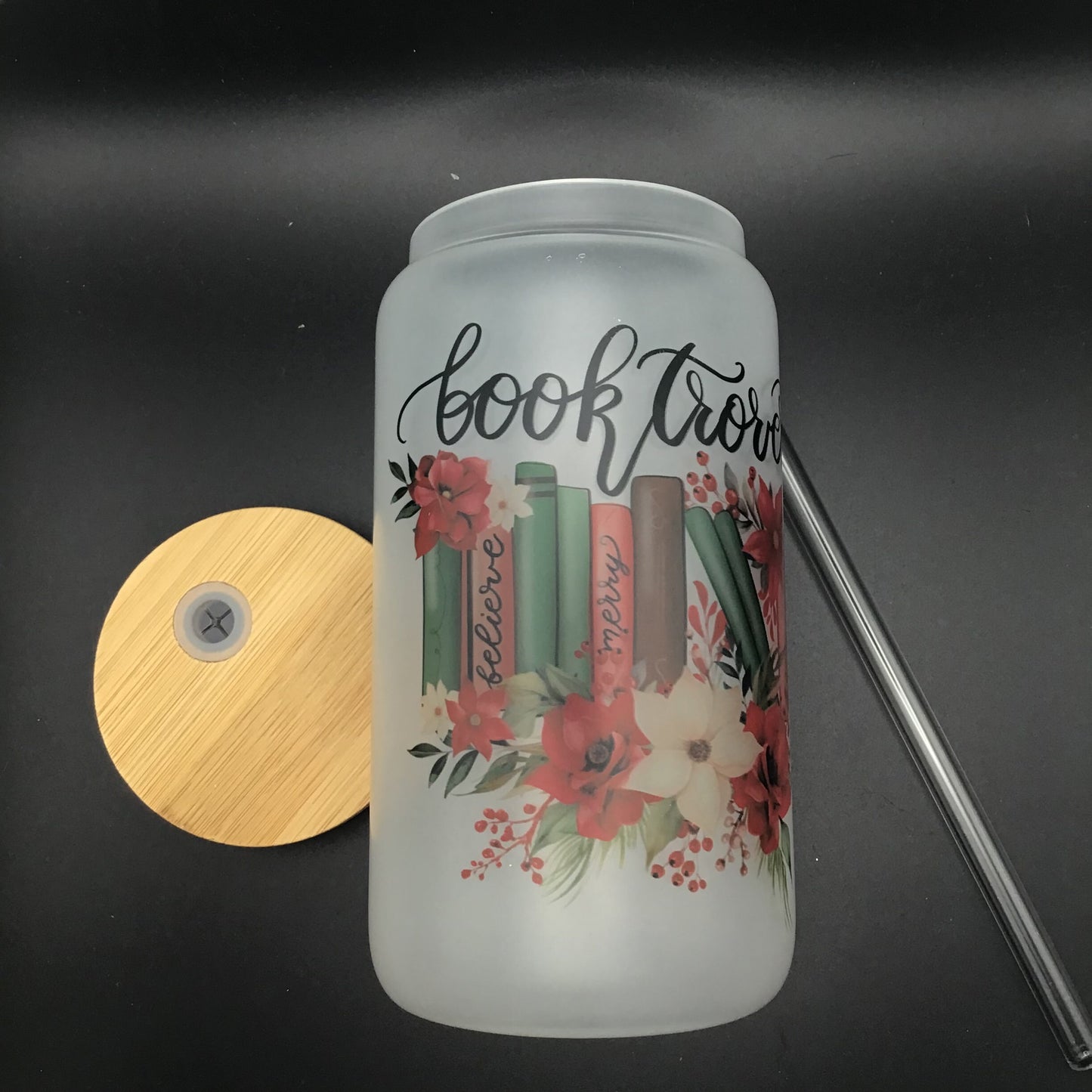 Christmas Booktrovert Frosted Glass Tumbler | weihnachtliches Trinkgefäß | Glas mit Bambusdeckel und Strohhalm