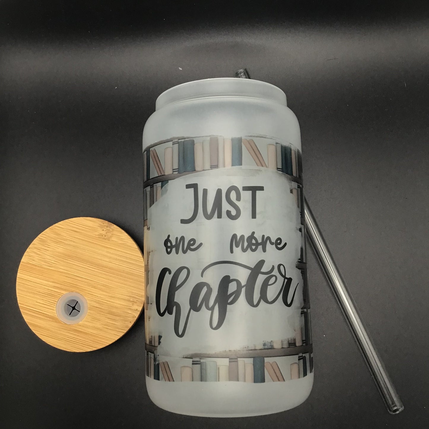 Just One More Chapter Frosted Glass Tumbler | Bookish Quote Can | Trinkgefäß Buchig | Glas mit Bambusdeckel und Strohhalm