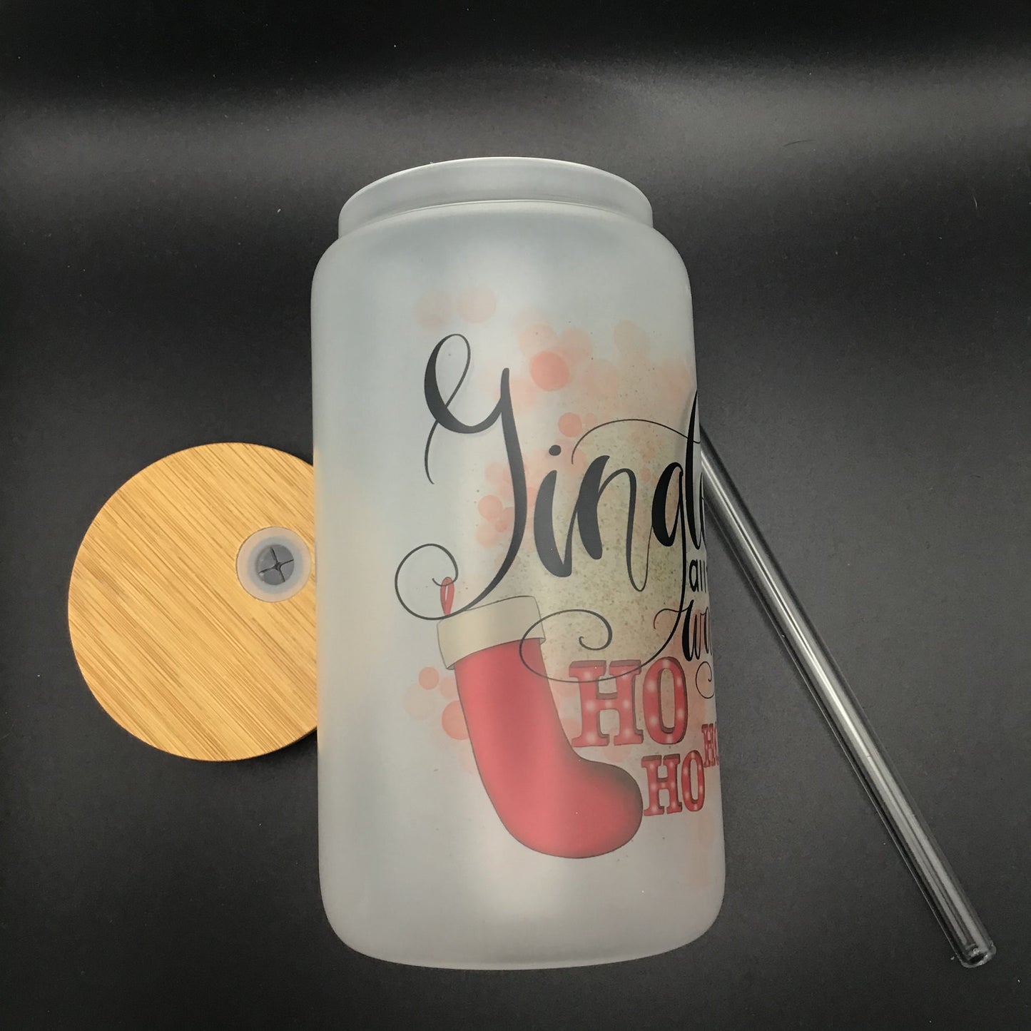Jingle all the way Frosted Glass Tumbler | weihnachtliches Trinkgefäß | Glas mit Bambusdeckel und Strohhalm