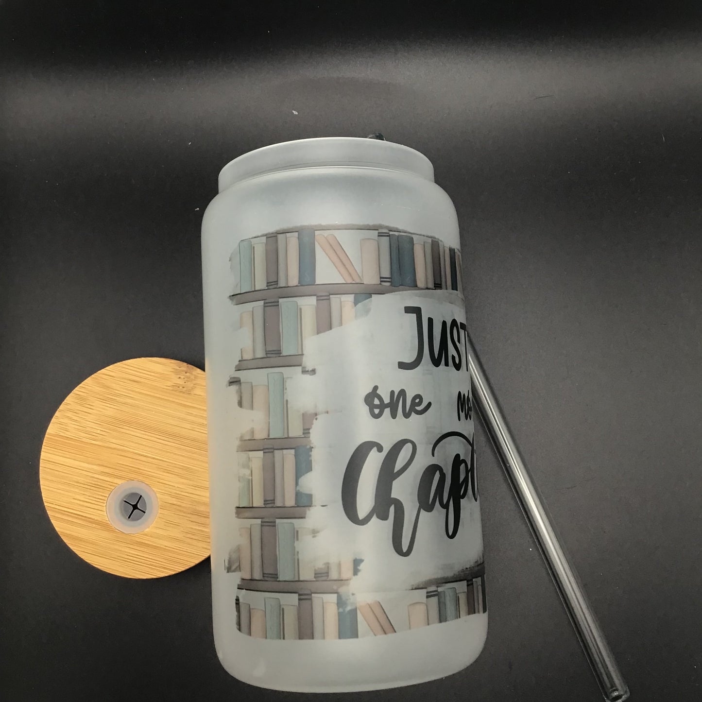 Just One More Chapter Frosted Glass Tumbler | Bookish Quote Can | Trinkgefäß Buchig | Glas mit Bambusdeckel und Strohhalm