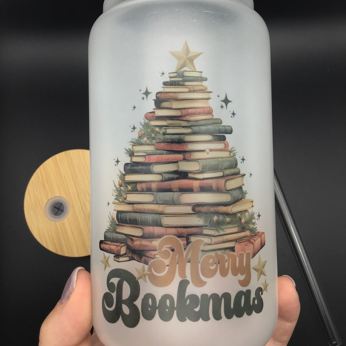 Merry Bookmas Frosted Glass Tumbler | buchiger Weihnachtsbaum Trinkgefäß | Glas mit Bambusdeckel und Strohhalm