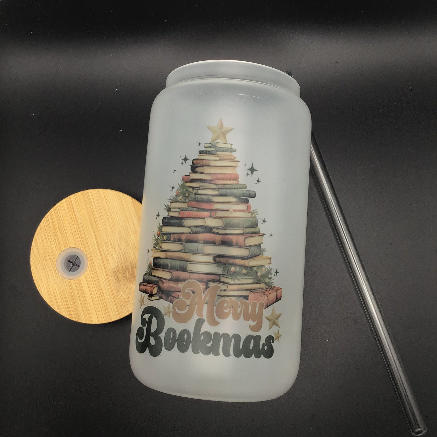 Merry Bookmas Frosted Glass Tumbler | buchiger Weihnachtsbaum Trinkgefäß | Glas mit Bambusdeckel und Strohhalm