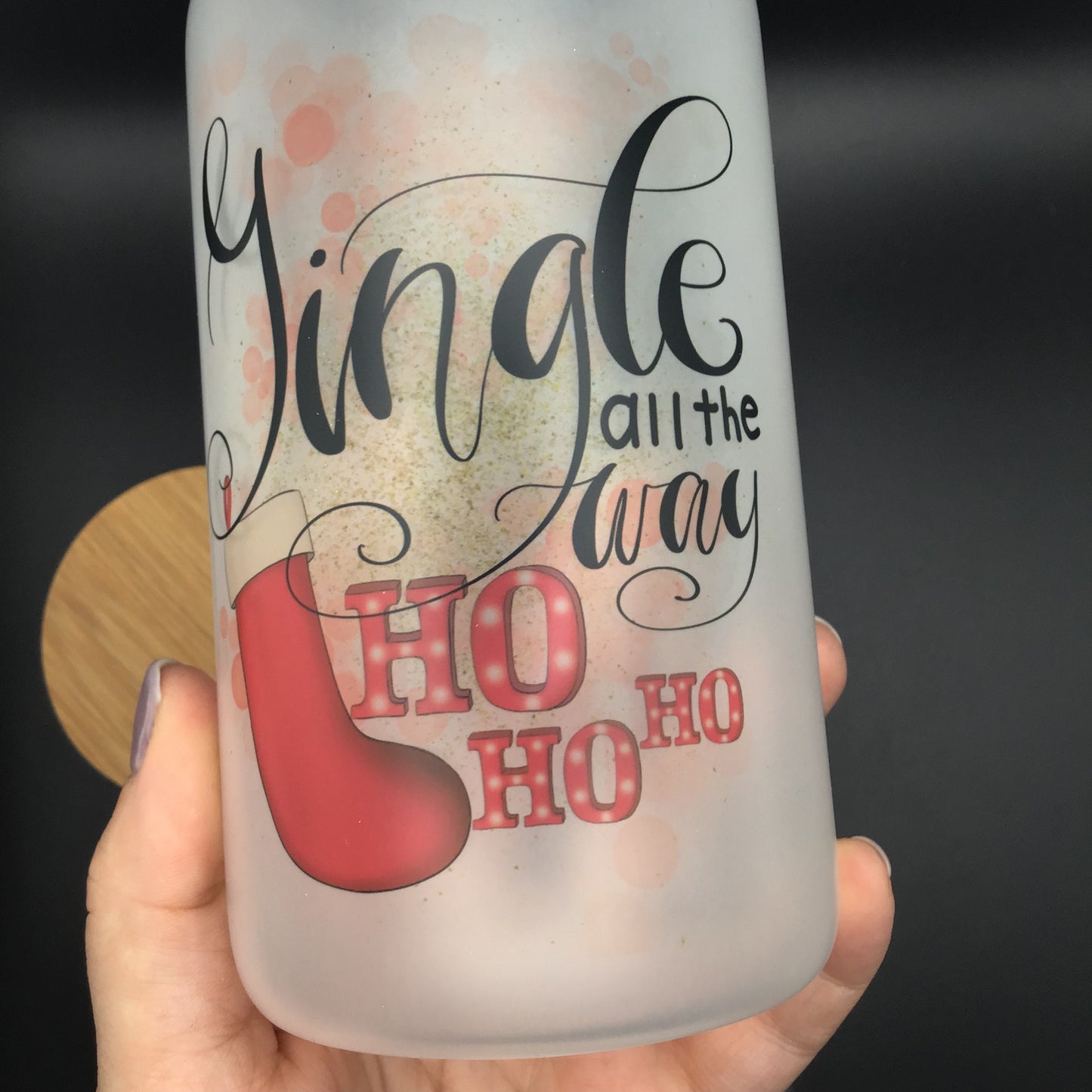 Jingle all the way Frosted Glass Tumbler | weihnachtliches Trinkgefäß | Glas mit Bambusdeckel und Strohhalm