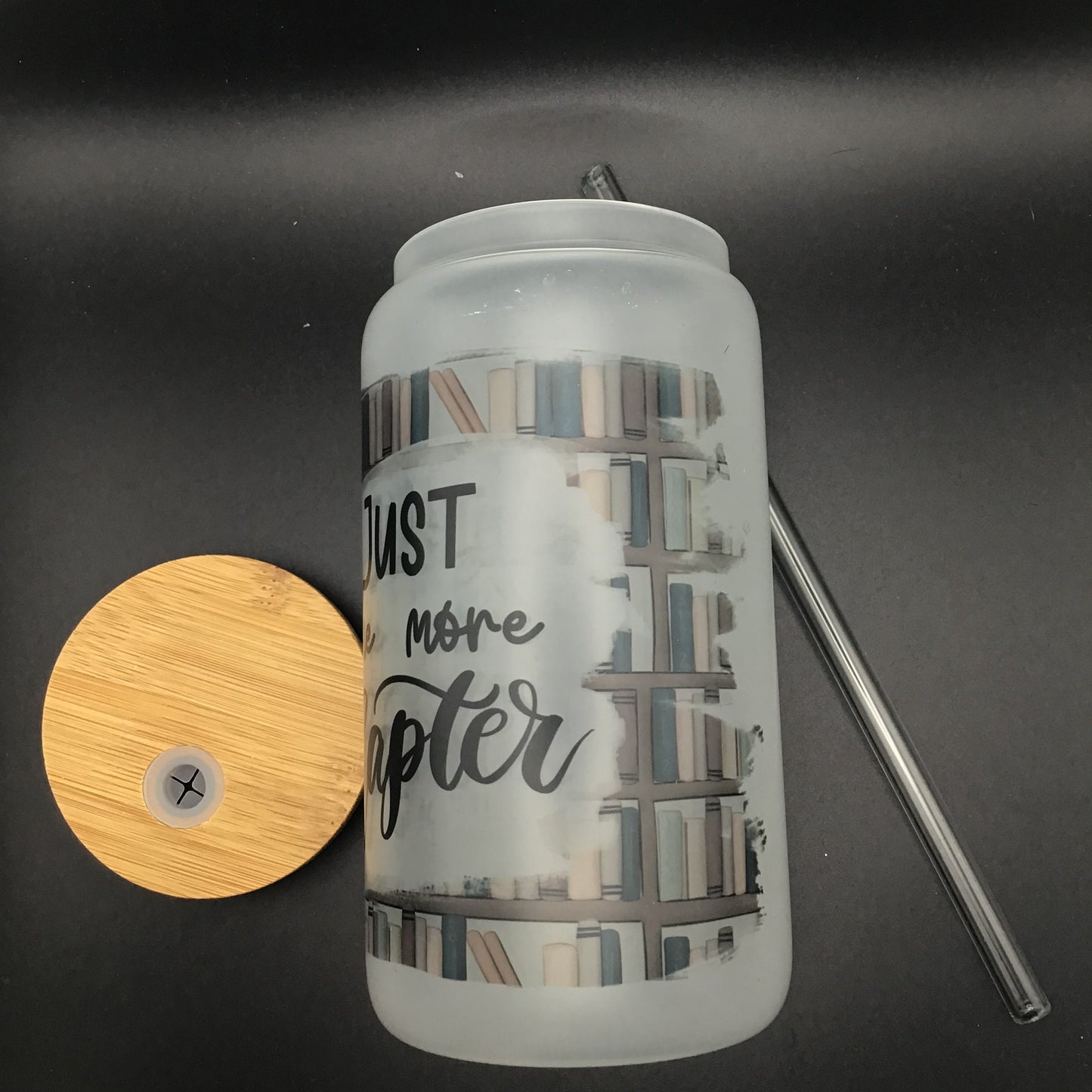 Just One More Chapter Frosted Glass Tumbler | Bookish Quote Can | Trinkgefäß Buchig | Glas mit Bambusdeckel und Strohhalm