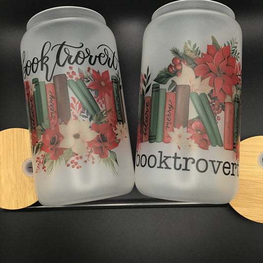 Christmas Booktrovert Frosted Glass Tumbler | weihnachtliches Trinkgefäß | Glas mit Bambusdeckel und Strohhalm