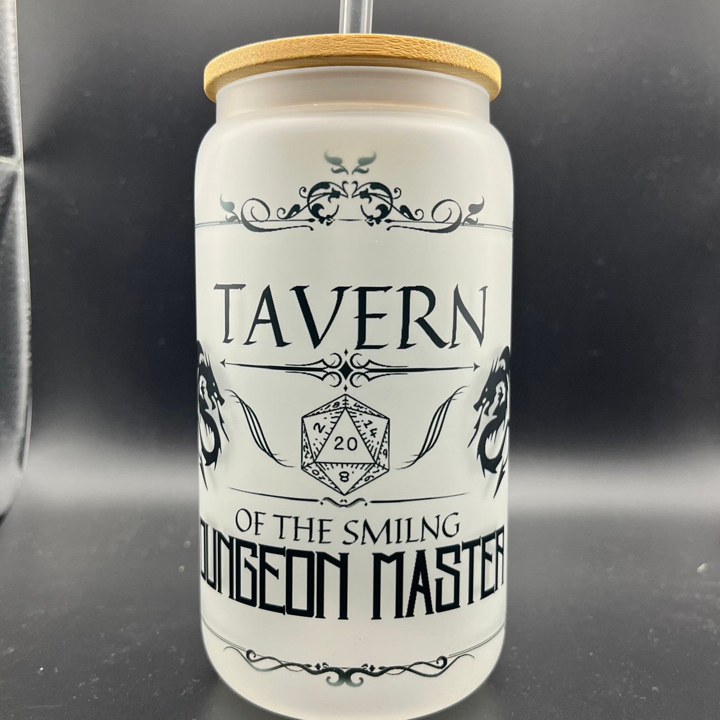 Tavern of the Smiling Dungeon Master Frosted Glass Tumbler| D‘n‘D Trinkgefäß | Dungeons and Dragons Glas mit Bambusdeckel und Strohhalm