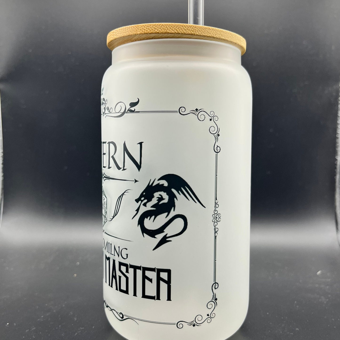 Tavern of the Smiling Dungeon Master Frosted Glass Tumbler| D‘n‘D Trinkgefäß | Dungeons and Dragons Glas mit Bambusdeckel und Strohhalm
