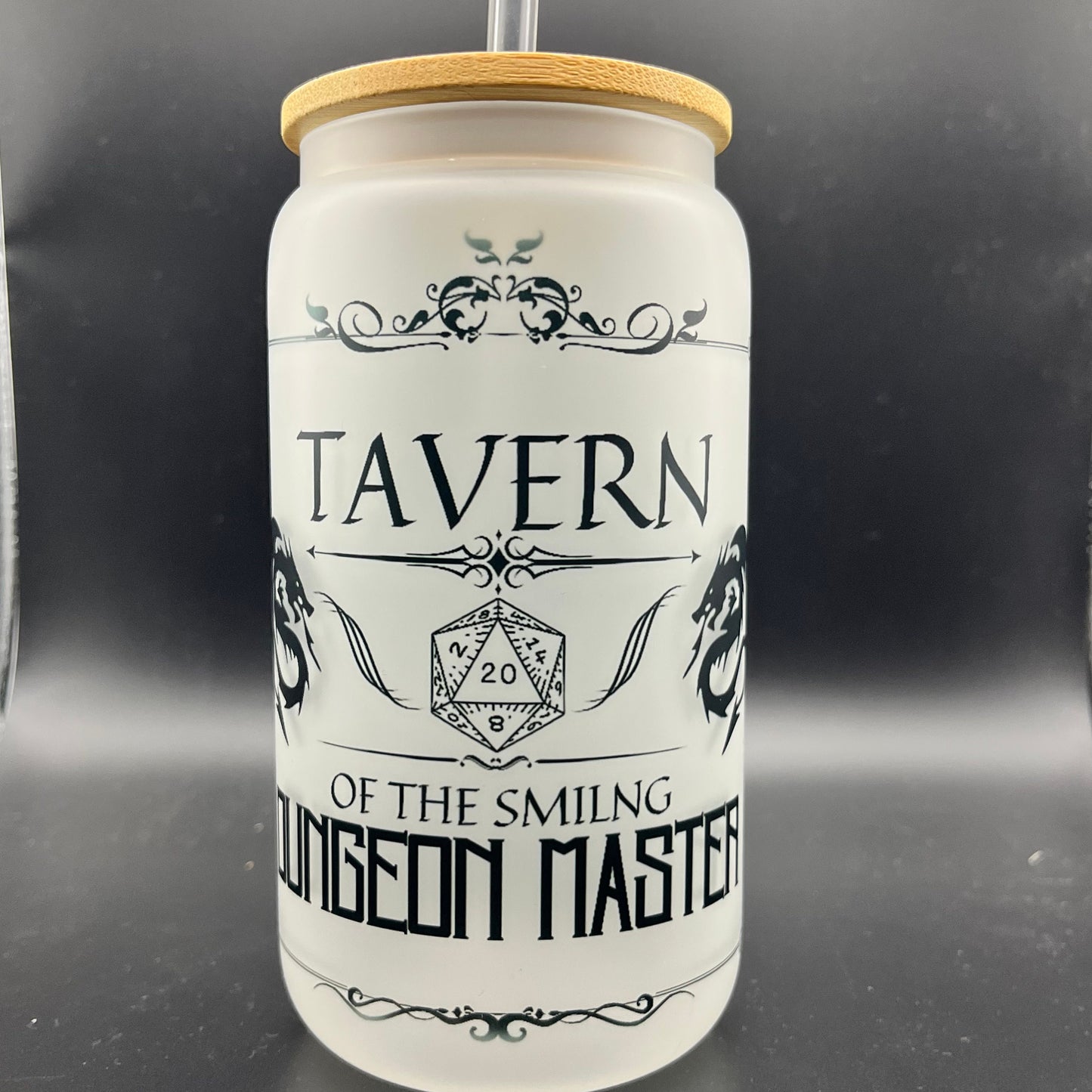 Tavern of the Smiling Dungeon Master Frosted Glass Tumbler| D‘n‘D Trinkgefäß | Dungeons and Dragons Glas mit Bambusdeckel und Strohhalm