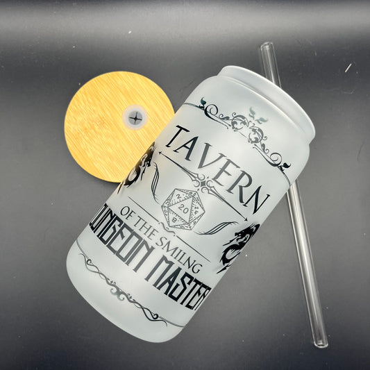 Tavern of the Smiling Dungeon Master Frosted Glass Tumbler| D‘n‘D Trinkgefäß | Dungeons and Dragons Glas mit Bambusdeckel und Strohhalm