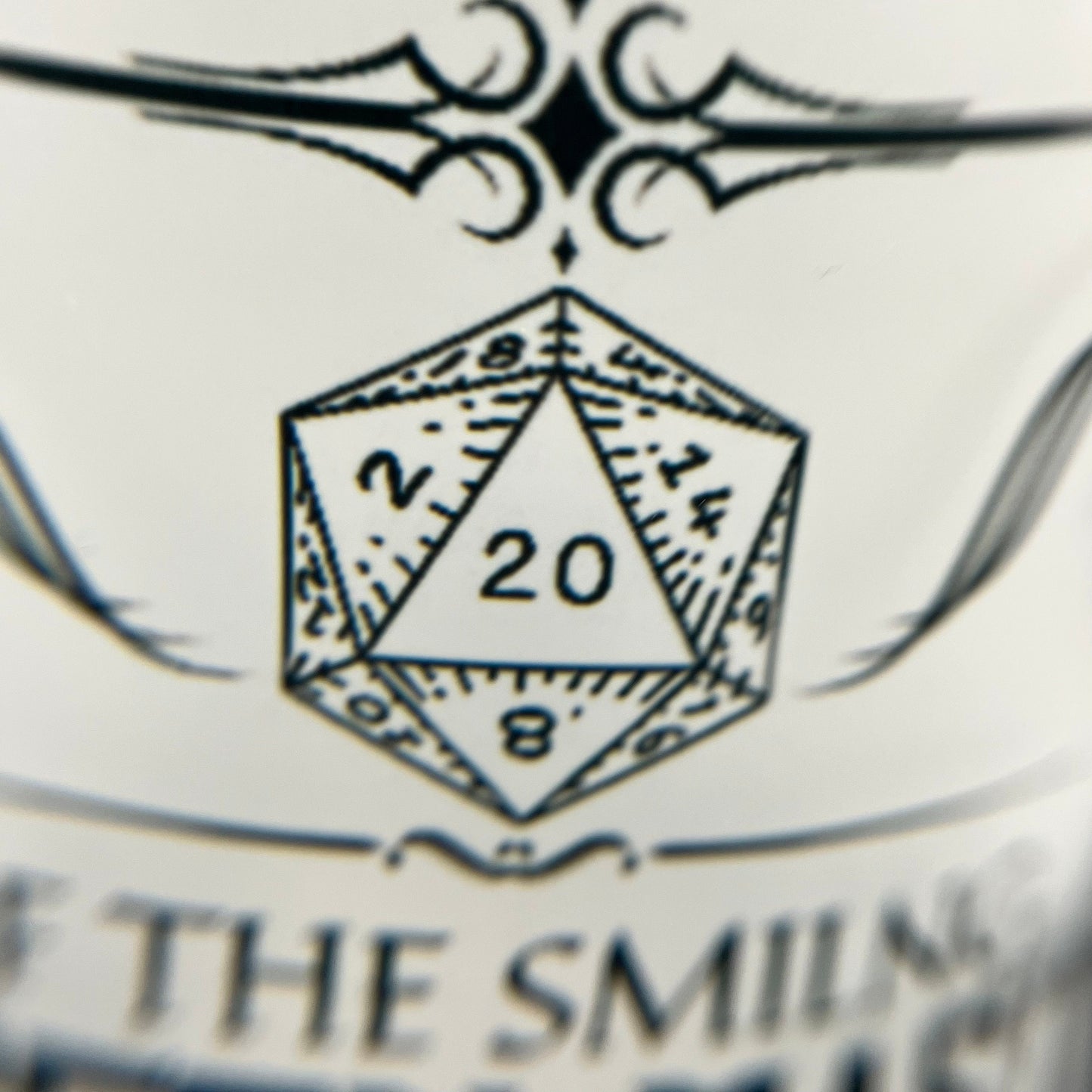 Tavern of the Smiling Dungeon Master Frosted Glass Tumbler| D‘n‘D Trinkgefäß | Dungeons and Dragons Glas mit Bambusdeckel und Strohhalm