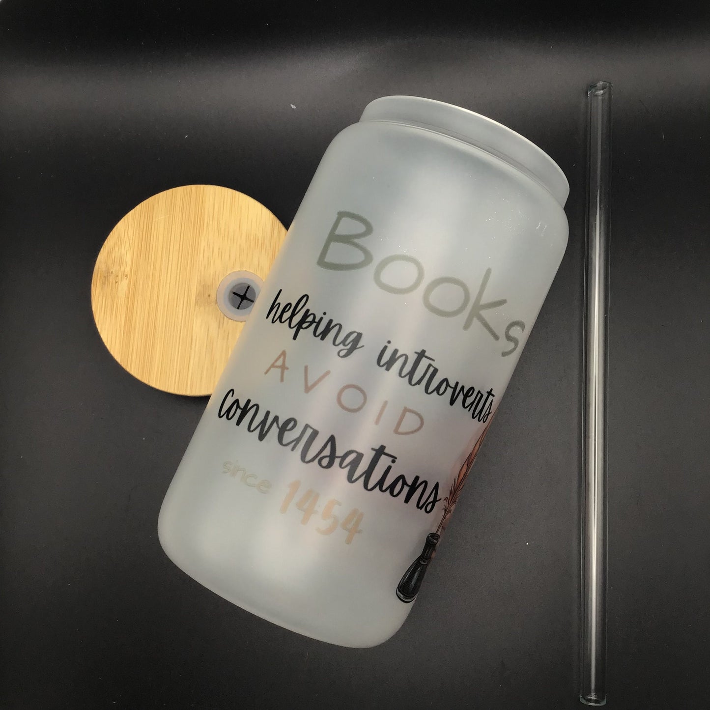 Books helping introverts avoid conversations since 1454 Frosted Glass Tumbler | Trinkgefäß Buchzitat | Glas mit Bambusdeckel und Strohhalm