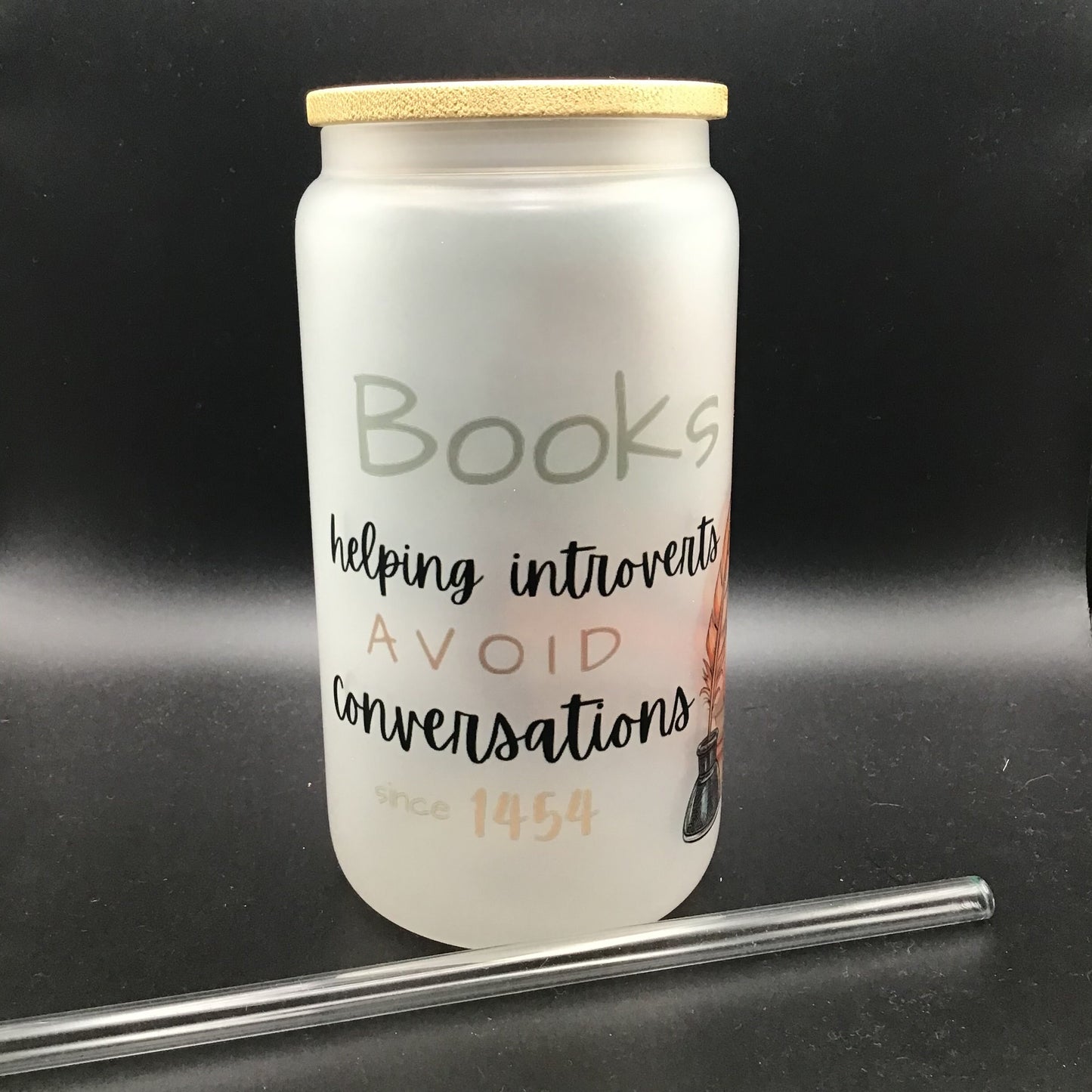Books helping introverts avoid conversations since 1454 Frosted Glass Tumbler | Trinkgefäß Buchzitat | Glas mit Bambusdeckel und Strohhalm