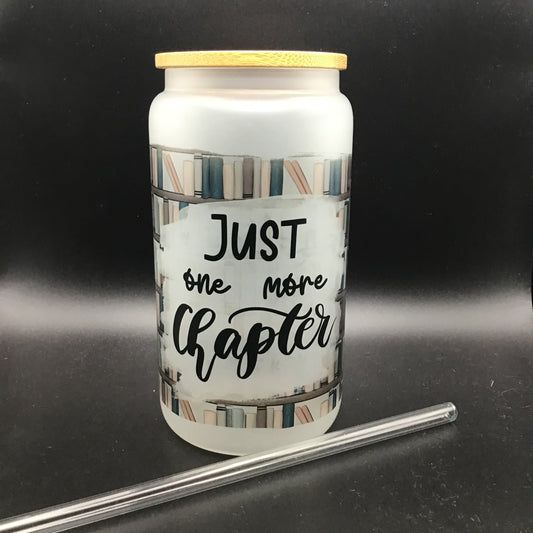 Just One More Chapter Frosted Glass Tumbler | Bookish Quote Can | Trinkgefäß Buchig | Glas mit Bambusdeckel und Strohhalm