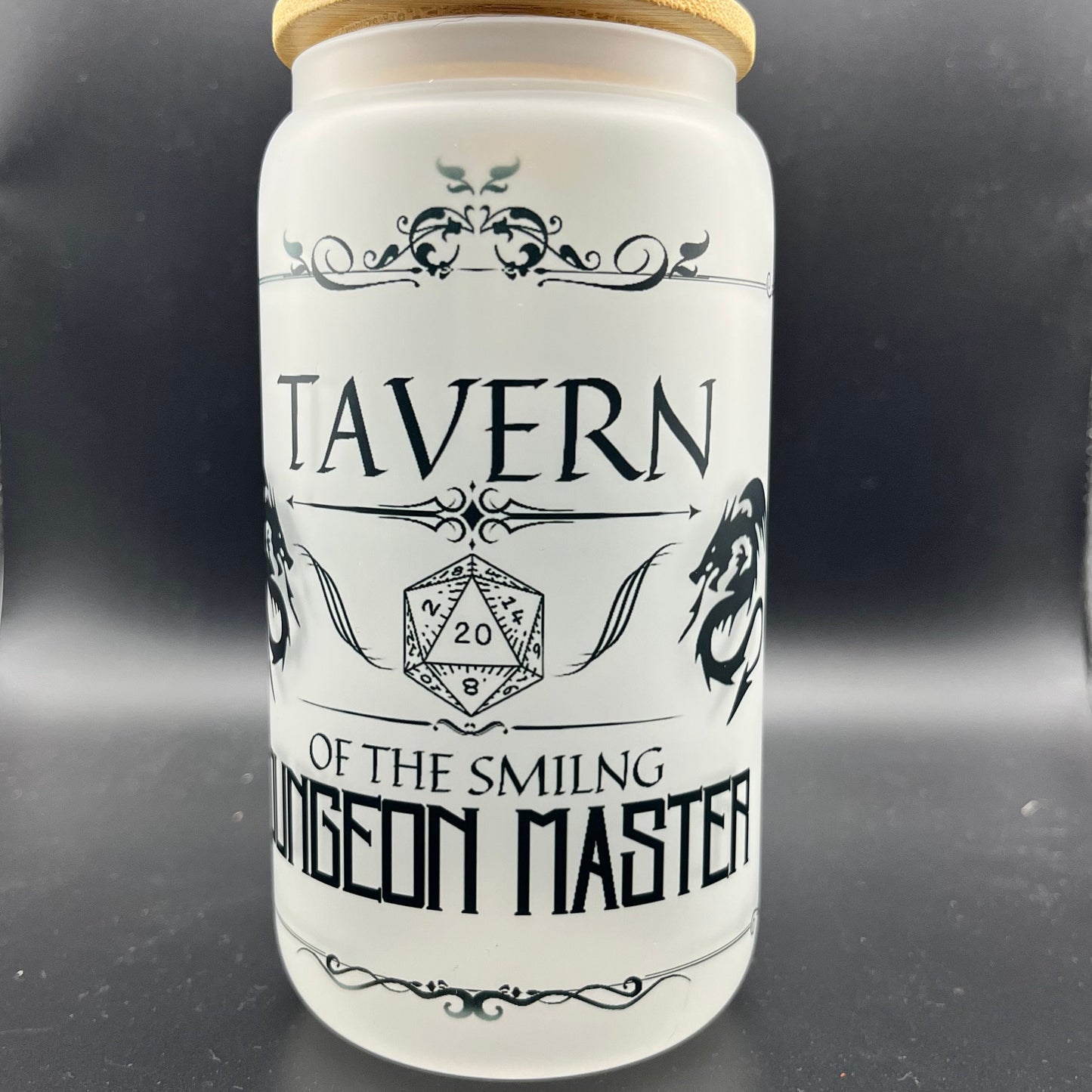 Tavern of the Smiling Dungeon Master Frosted Glass Tumbler| D‘n‘D Trinkgefäß | Dungeons and Dragons Glas mit Bambusdeckel und Strohhalm