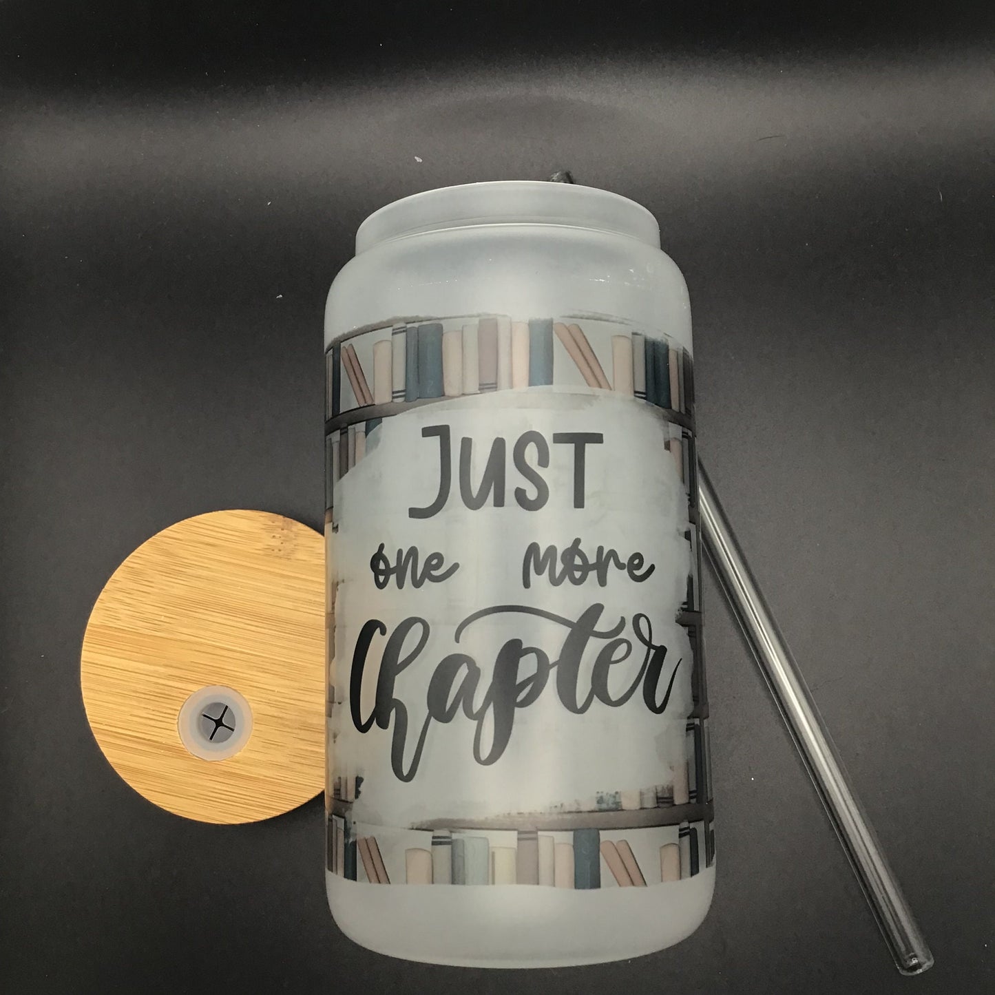 Just One More Chapter Frosted Glass Tumbler | Bookish Quote Can | Trinkgefäß Buchig | Glas mit Bambusdeckel und Strohhalm